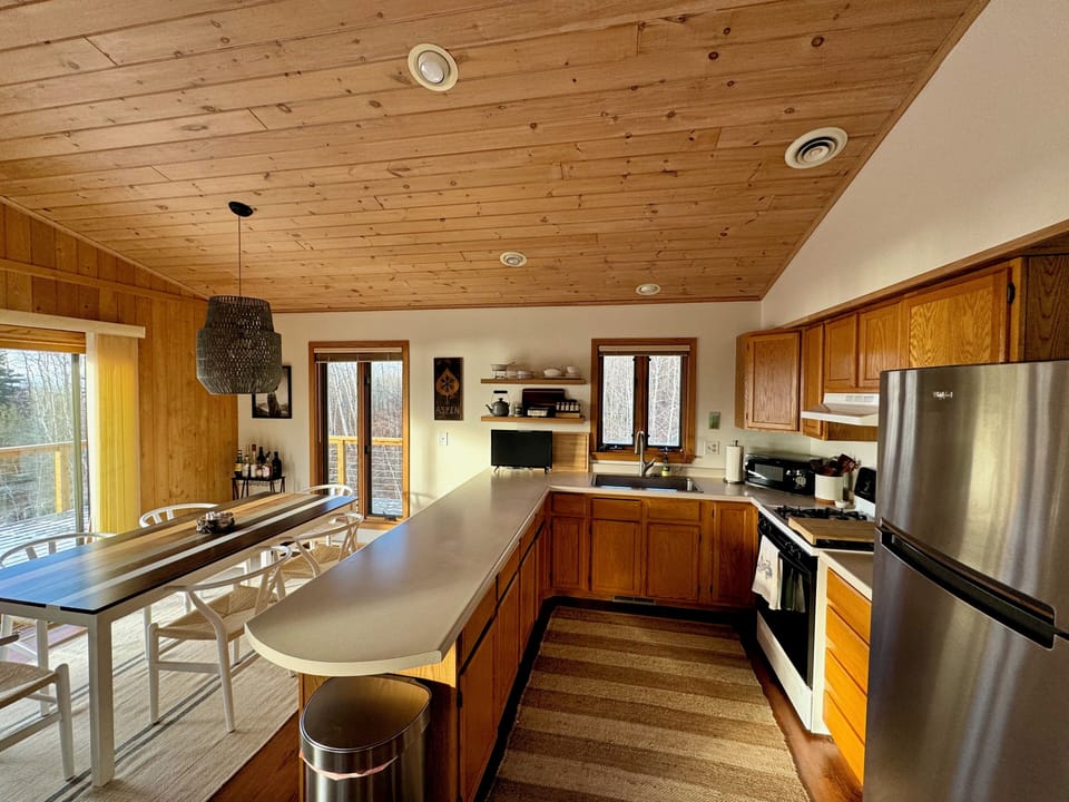 Open Kitchen & 
Comfortable Dining for 6 
(Folding Tables & Chairs in Garage)