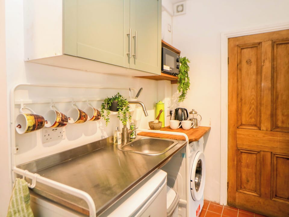 Cookware/dishes/utensils