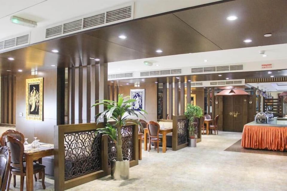 2 restaurants; breakfast and dinner served