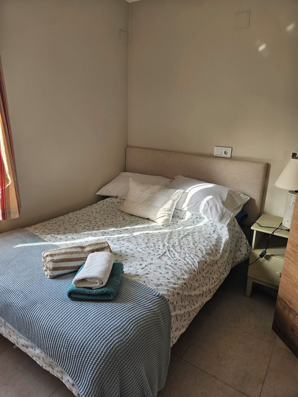 bedroom 3 , ideal for 1 person with 135cm wide bed. 