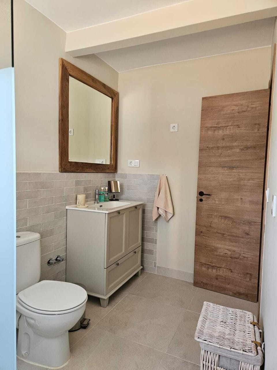 large shared bathroom equipped with hairdryer, soap, towels etc