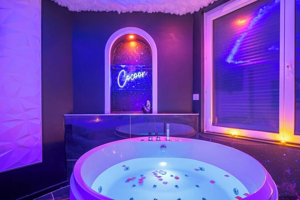 Indoor spa tub