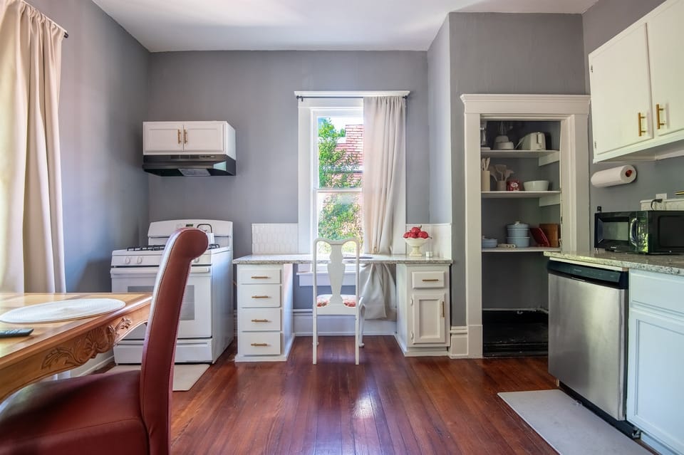 Walking into the kitchen, you can enjoy a fully equipped, family-friendly space designed for easy cooking, shared meals, and long-term comfort.