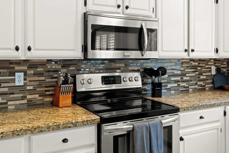 Gourmet-Ready – A fully stocked kitchen with top-tier appliances and plenty of cabinet space to store all your essentials.