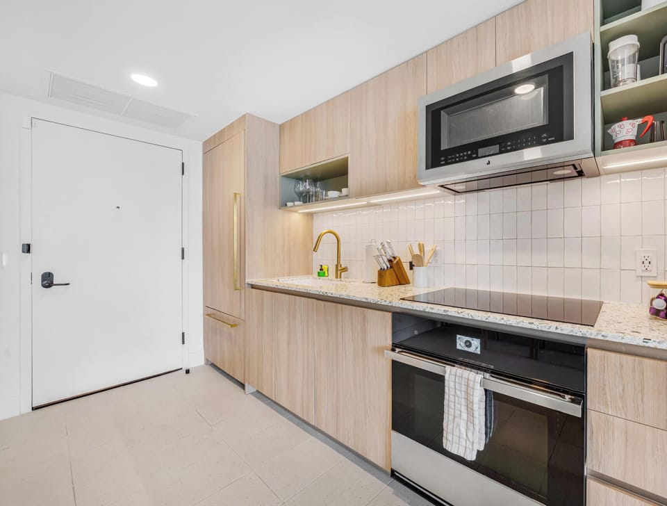 Condo, Balcony, City View | Private kitchen | Fridge, microwave, oven, stovetop