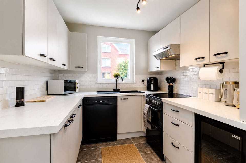Kitchen: Modern design with sleek appliances—perfect for whipping up culinary delights!