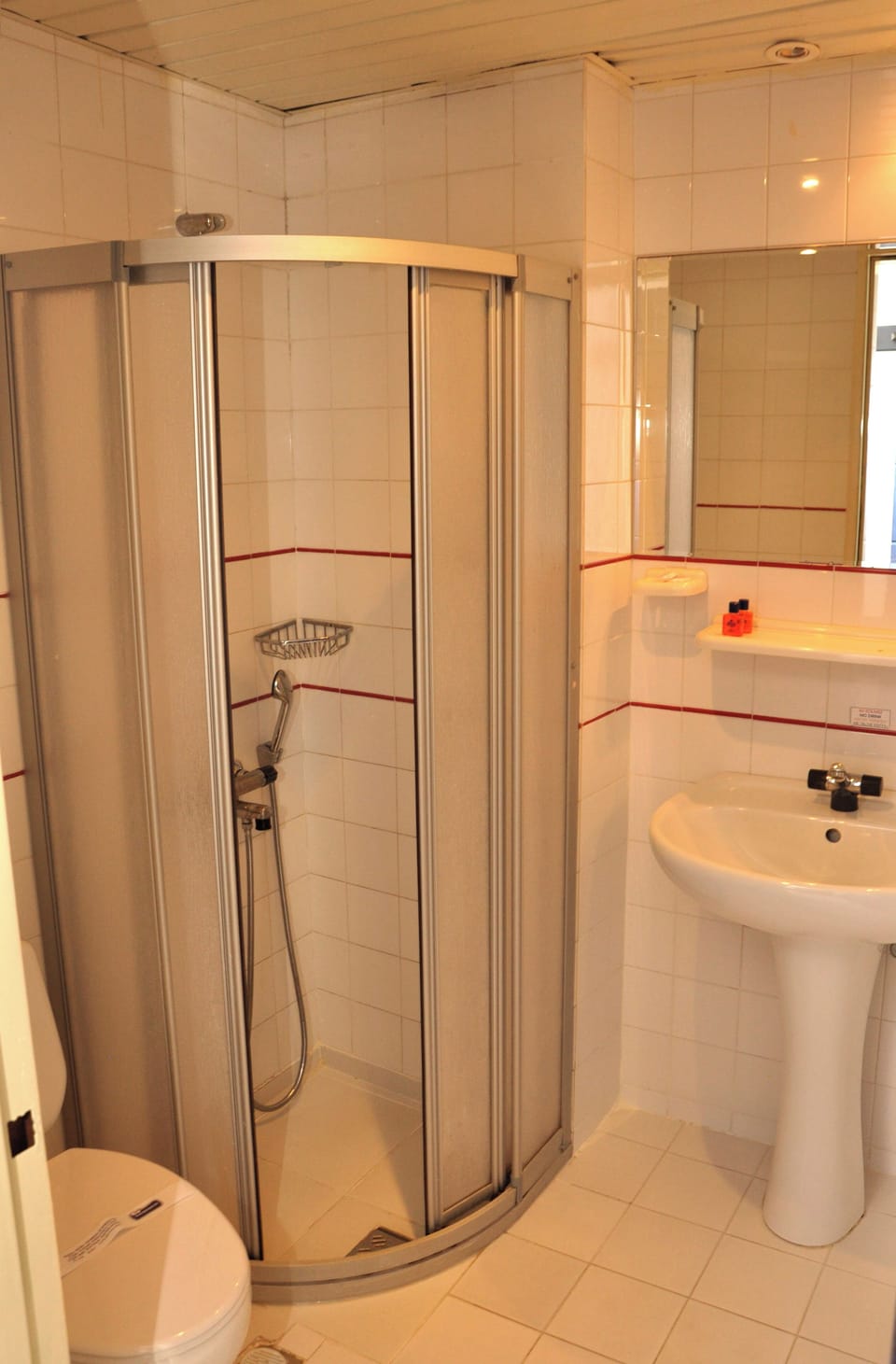 Standard Room, Balcony, Garden View | Bathroom