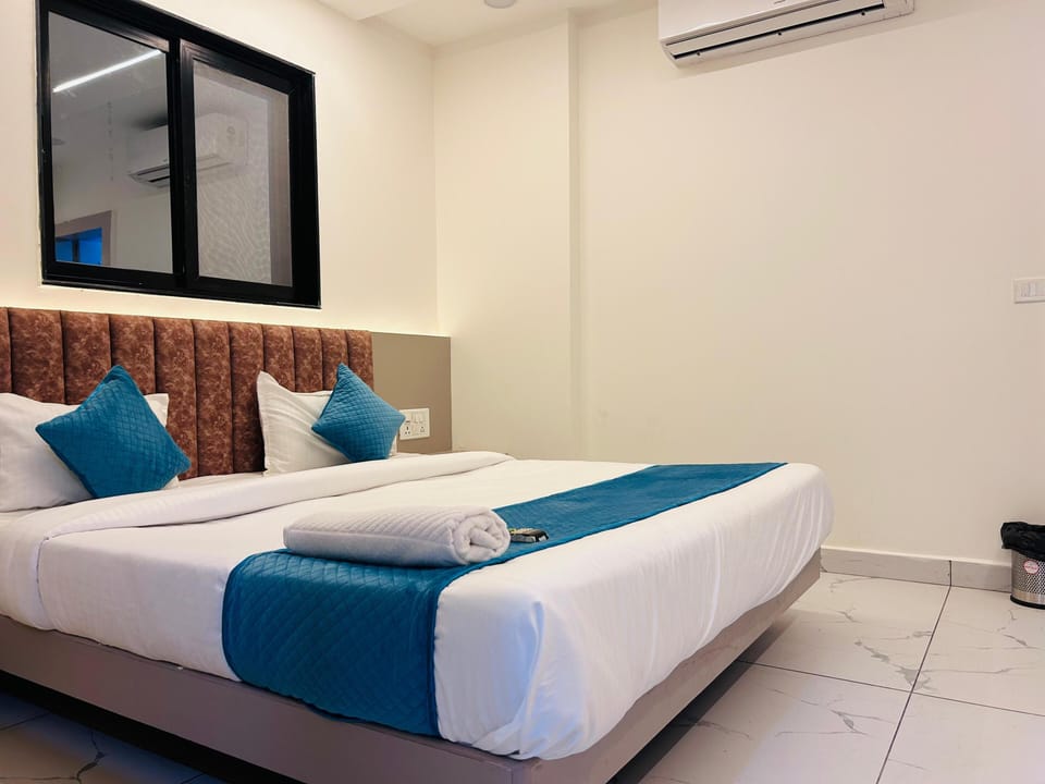 Deluxe Room, 1 King Bed | WiFi (free)