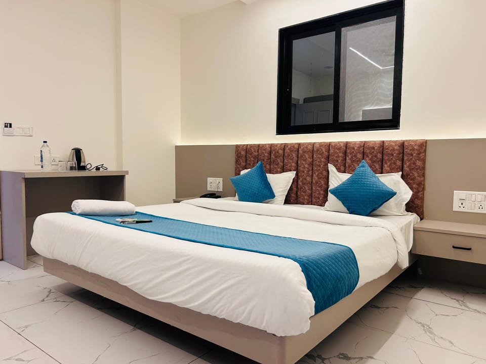 Deluxe Room, 1 King Bed | WiFi (free)