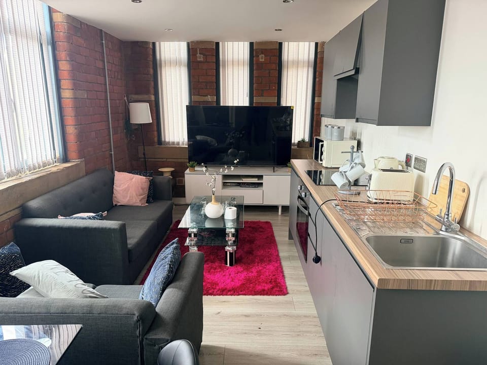 Apartment, 2 Bedrooms, City View | Living room | Books