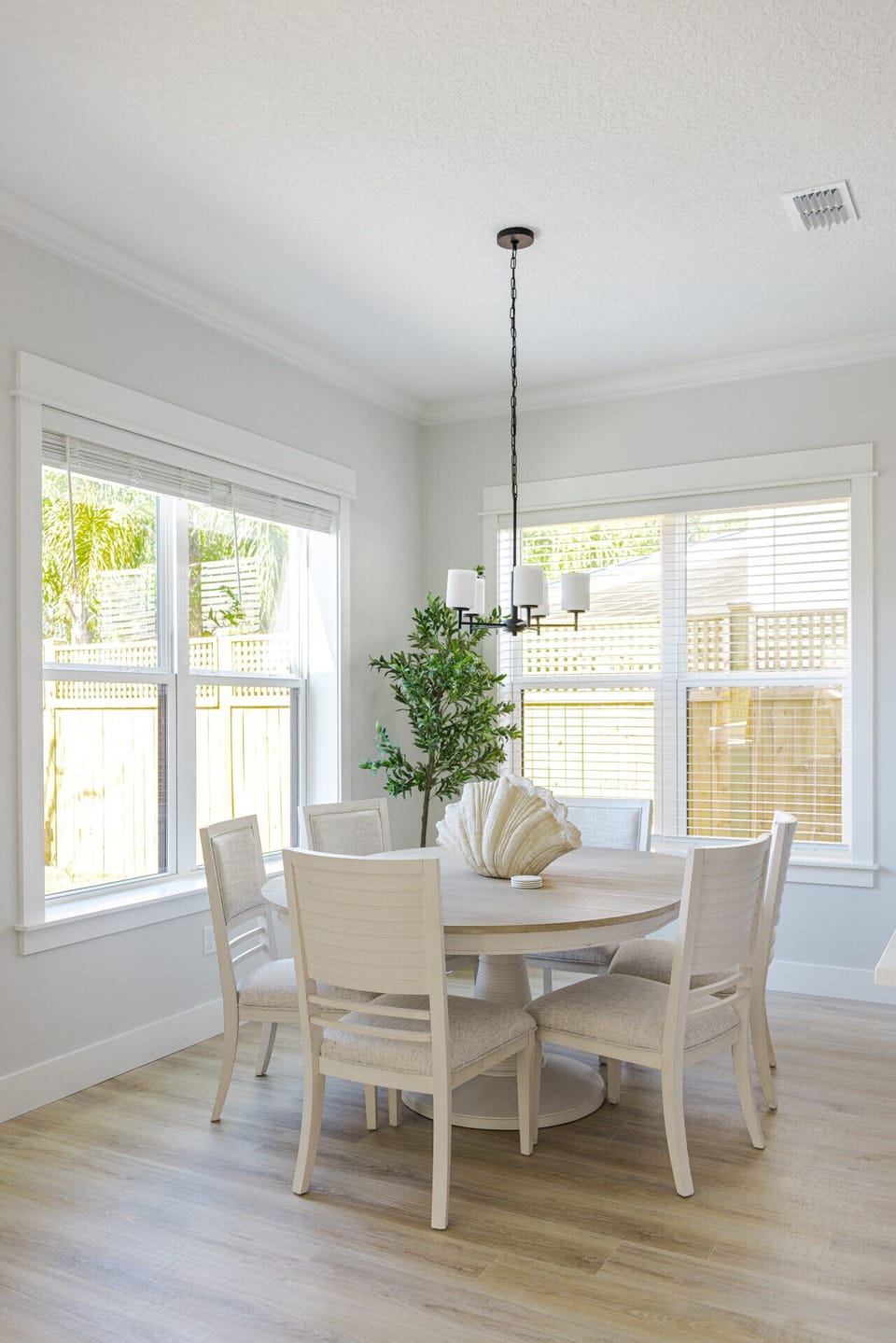 Gather around the table with plenty of seating, surrounded by big open windows and beautiful natural light ☀️