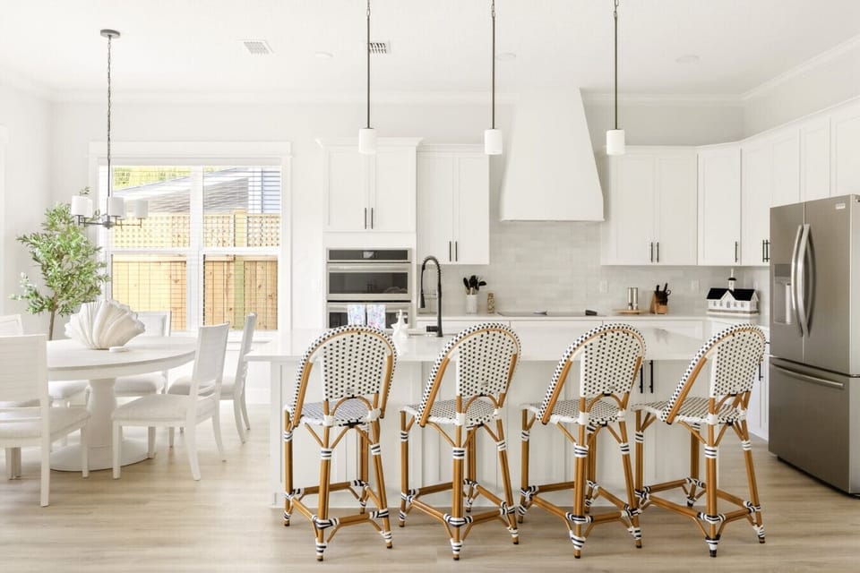Enjoy a spacious, open kitchen that’s fully stocked with everything you need, plus a beautiful bar top for extra seating and gathering 🍽️