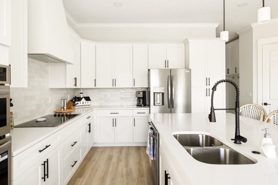 Bright and open kitchen, fully stocked with everything you need and a spacious bar top for gathering 🍽️