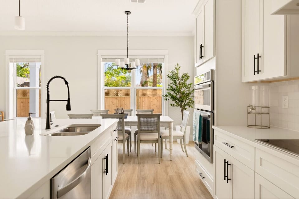 Bright and open kitchen, fully stocked with everything you need and a spacious bar top for gathering 🍽️