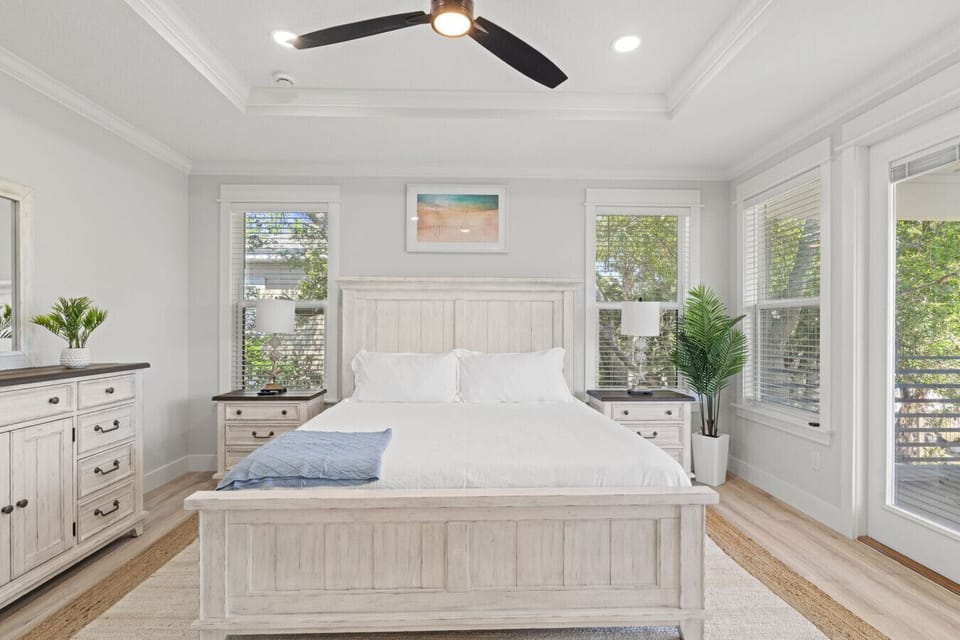 Your private retreat 😌 King bed, ensuite bath & balcony overlooking the pool 💦