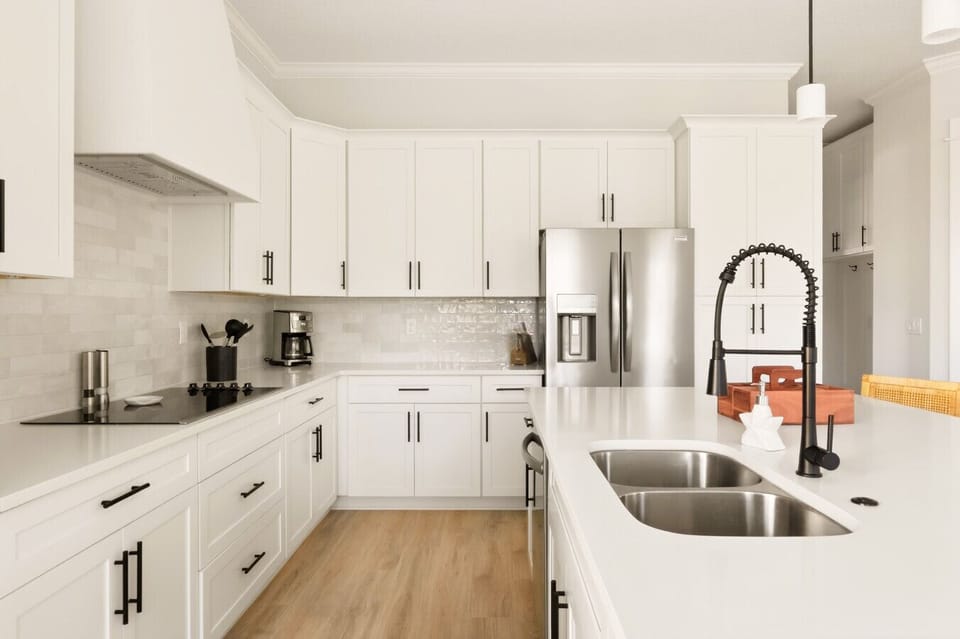 Enjoy a spacious, open kitchen that’s fully stocked with everything you need, plus a beautiful bar top for extra seating and gathering 🍽️