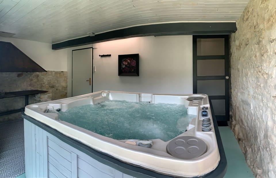 Indoor spa tub