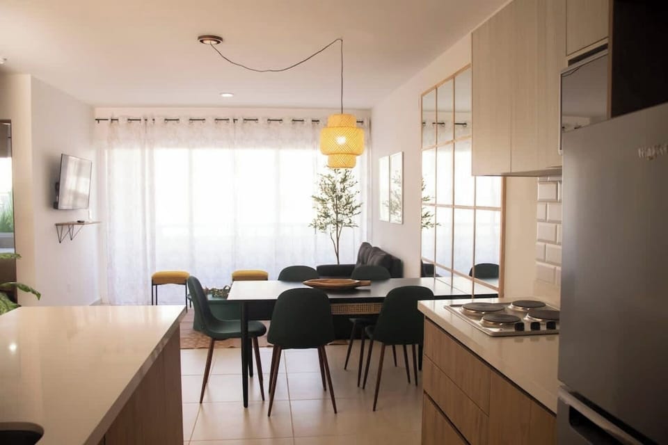 Disfruta la luminosidad de esta area de sala comedor y disfruta tus desayunos con una vista y luminosidad increible