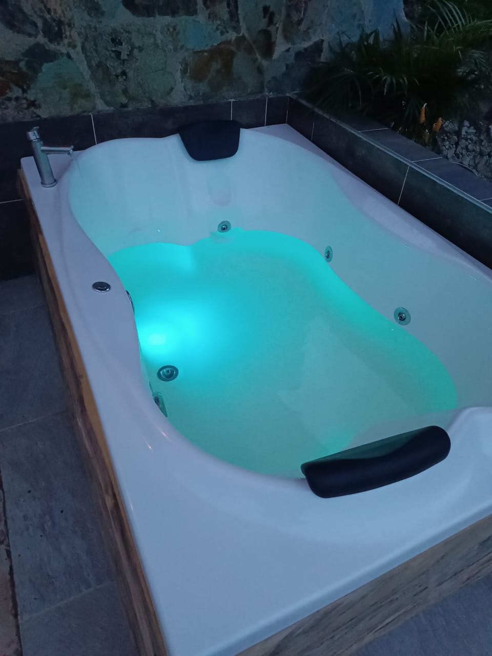 Outdoor spa tub