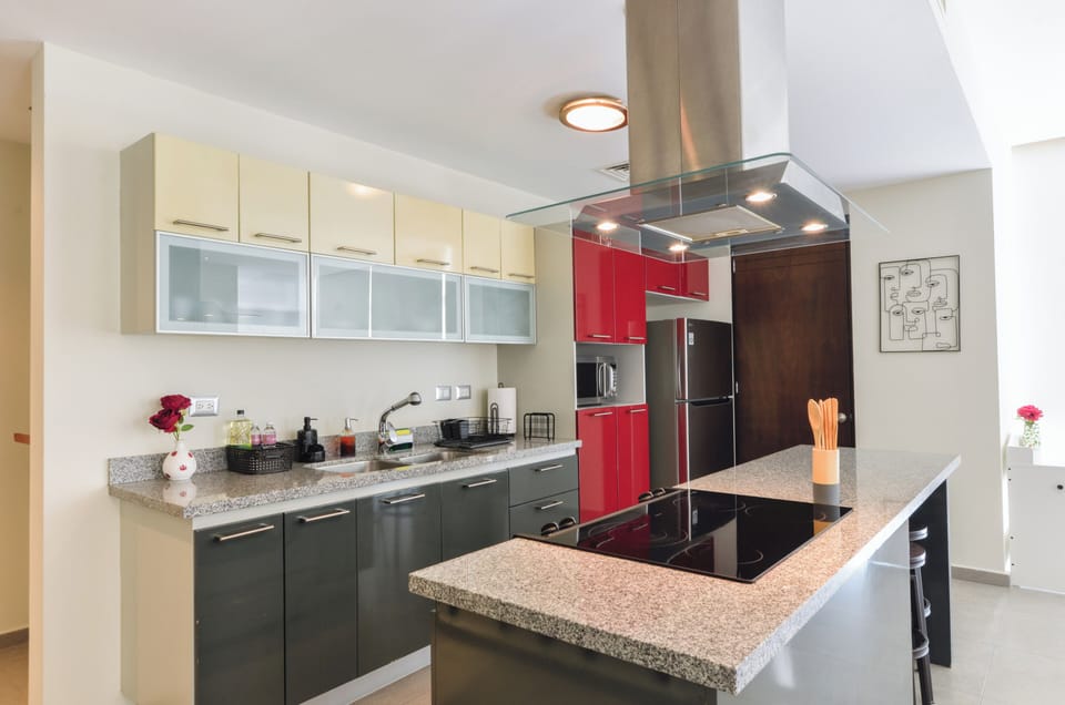 Comfort Suite, Balcony, City View | Private kitchen | Microwave, stovetop, cookware/dishes/utensils