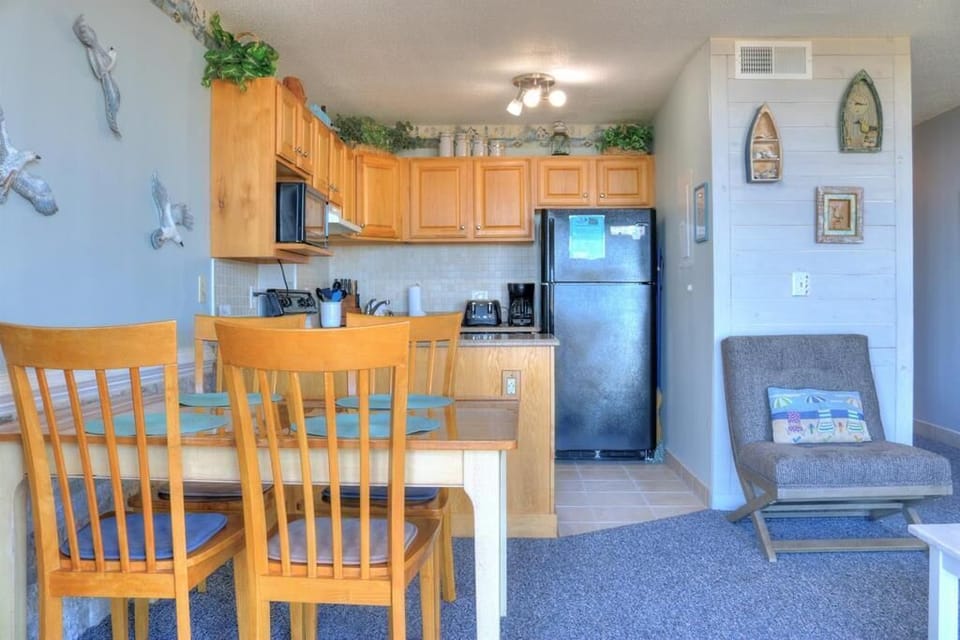 Atlantic Towers 211-large-006-005-Dining Area and Kitchen-1500x1000-72dpi