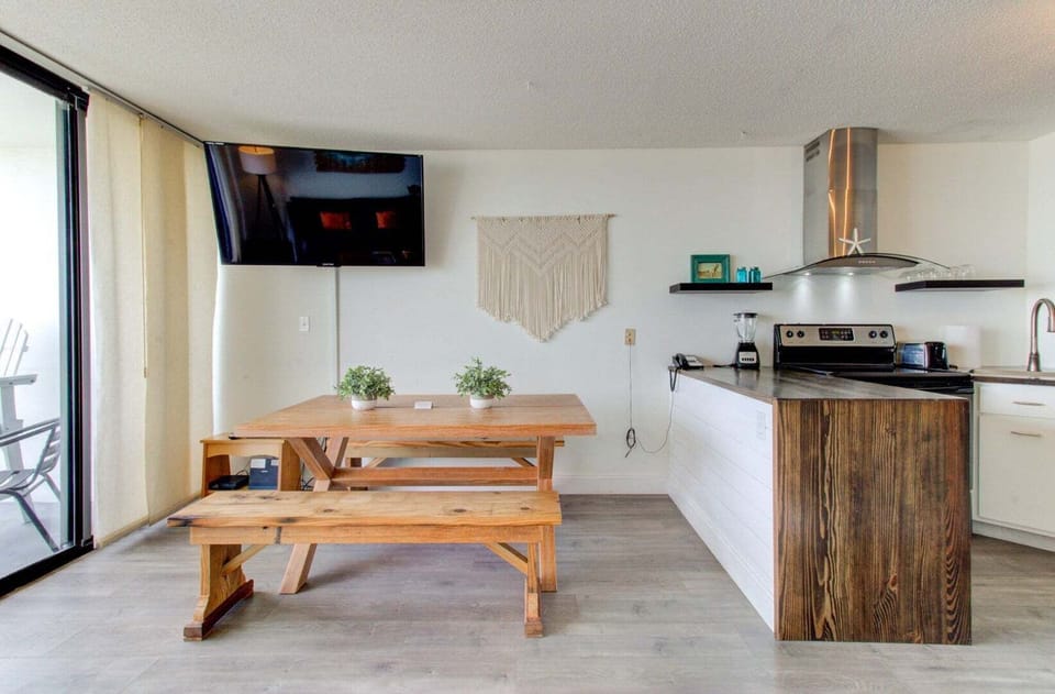 Atlantic Towers 311-print-007-010-KitchenEating Area-2048x1346-300dpi