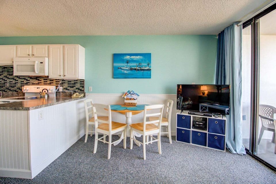 Atlantic Towers 506-print-007-022-LivingDining Room-4200x2804-300dpi