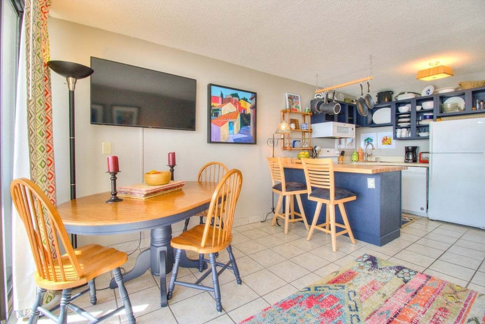 Atlantic Towers 602-print-005-007-Dining RoomKitchen-4200x2804-300dpi