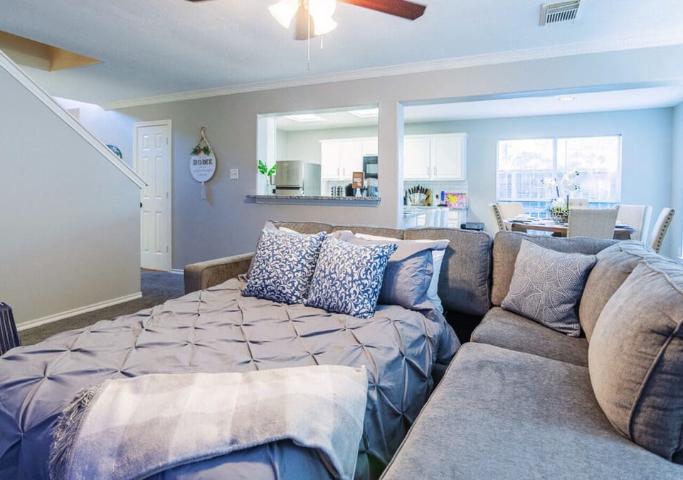 Deluxe House, 5 Bedrooms, Non Smoking, Pets Allowed | Living area