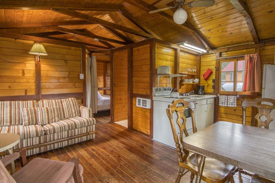 Cabin, 2 Bedrooms (5) | Living area