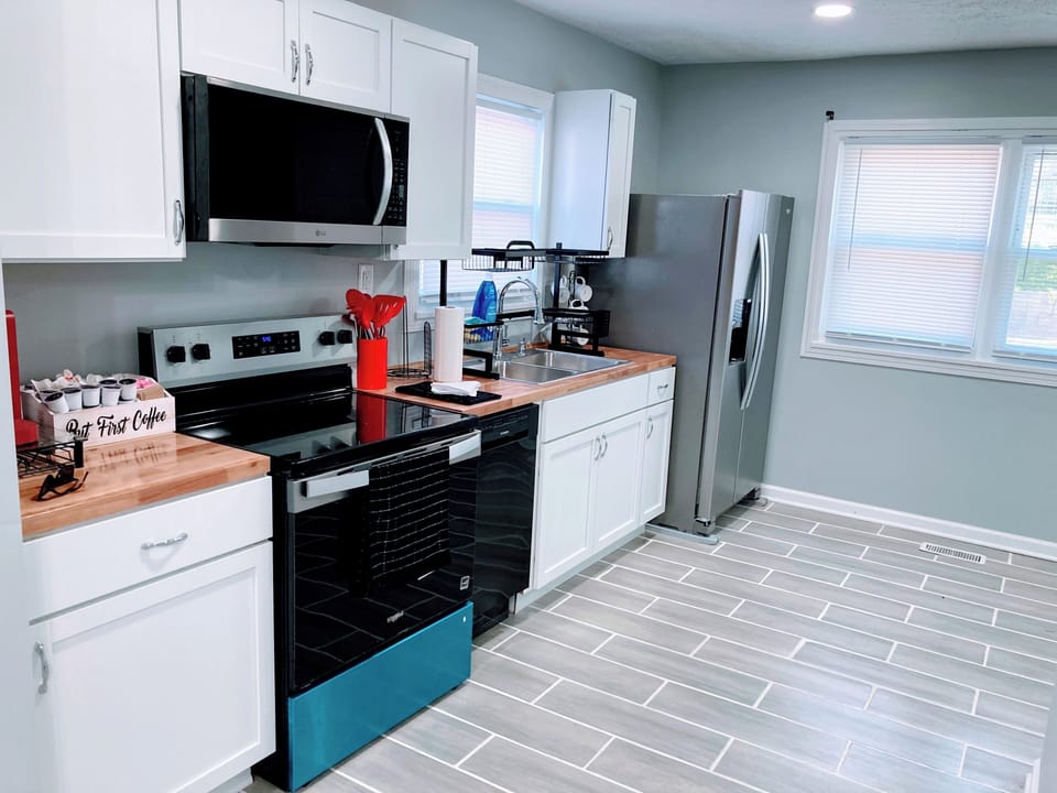 Breadworks & Farmers Market inspired Kitchen with complete amenities