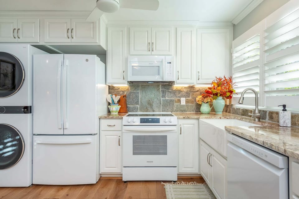 Kitchen with bar seating for 3, dishwasher, and dual coffeemaker (Keurig & standard Drip).