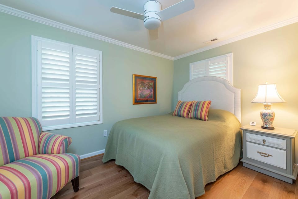 Bedroom with a Queen bed.