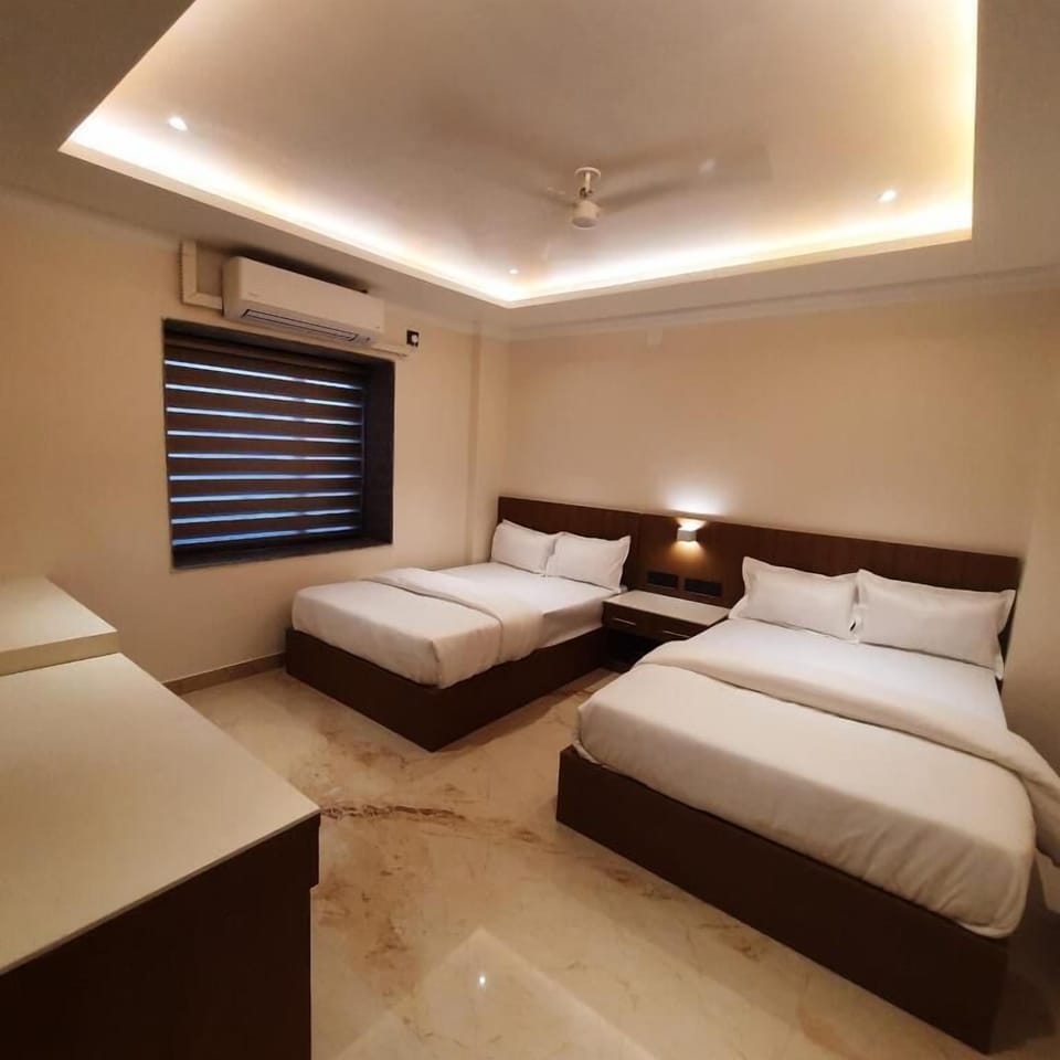 Family Room | Desk, WiFi (free)