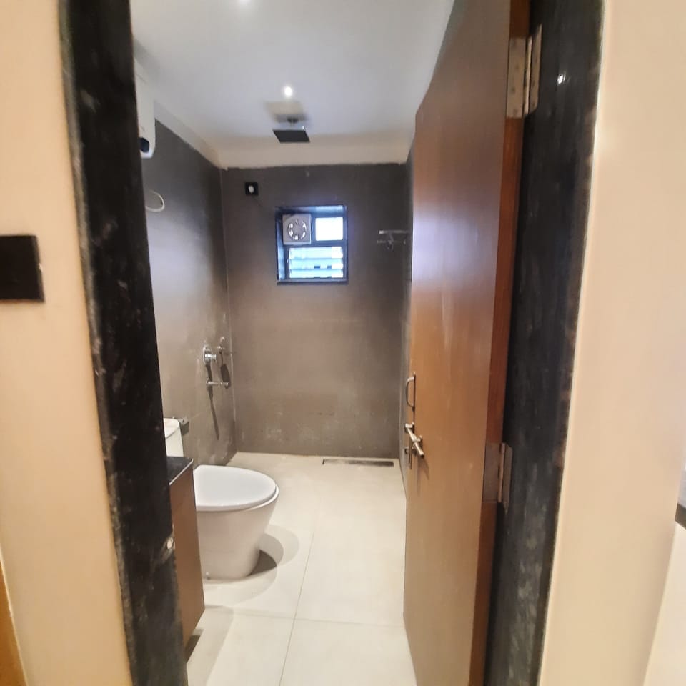 Deluxe Room | Bathroom | Shower, towels, soap, shampoo