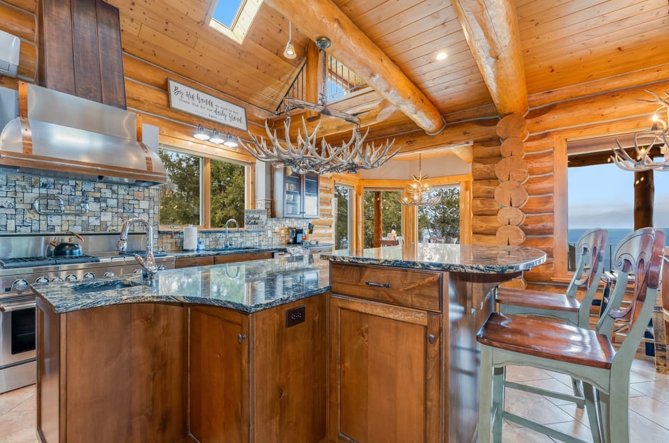 A gorgeous kitchen to host friends and family. | Interior