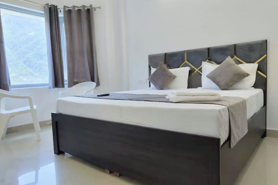 Hypo-allergenic bedding, desk, soundproofing, free WiFi