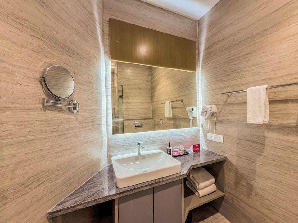 Deluxe Twin Room City View | Bathroom | Hair dryer, towels, soap, shampoo
