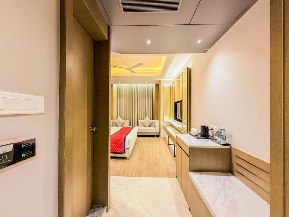 Deluxe King Room City View | Premium bedding, minibar, in-room safe, desk