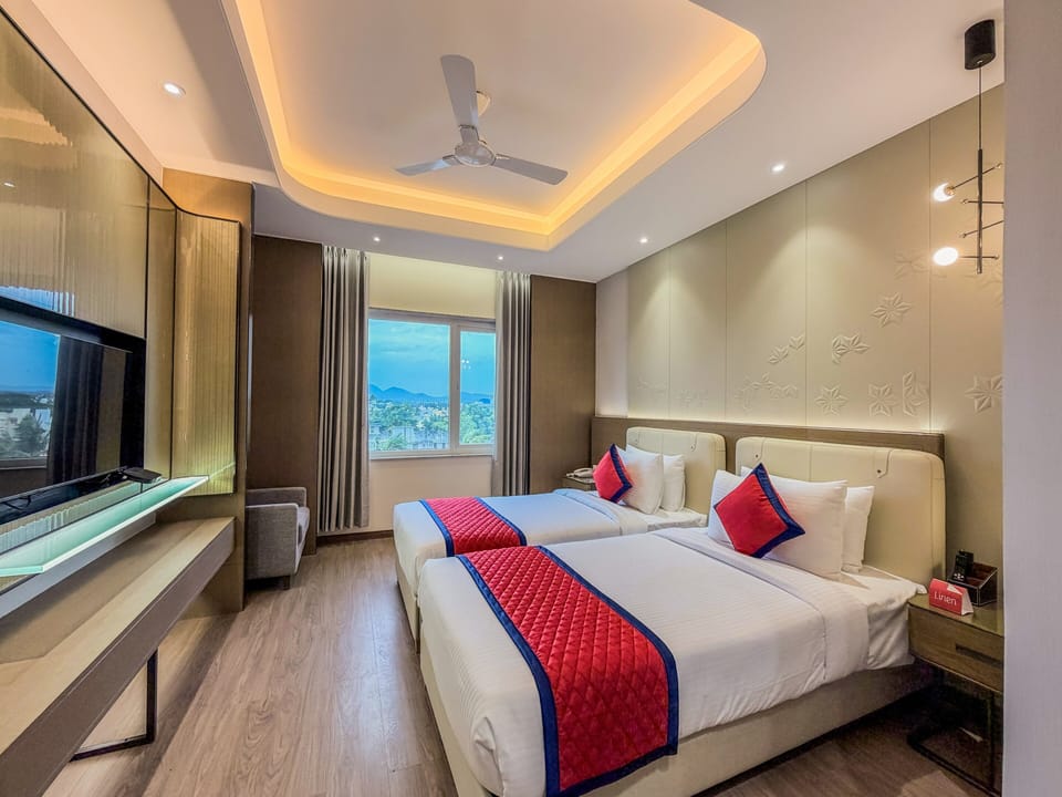 Deluxe Twin Room City View | Premium bedding, minibar, in-room safe, desk