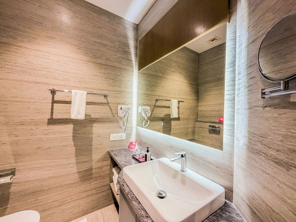 Deluxe King Room City View | Bathroom | Hair dryer, towels, soap, shampoo