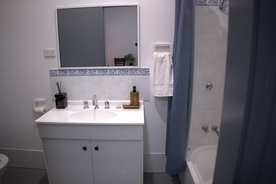 Double Room, 1 Queen Bed, Non Smoking, Private Bathroom | Bathroom | Towels