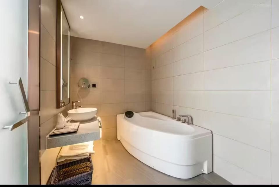 Luxury Suite, City View | Bathroom | Hydromassage showerhead, free toiletries, hair dryer, bathrobes
