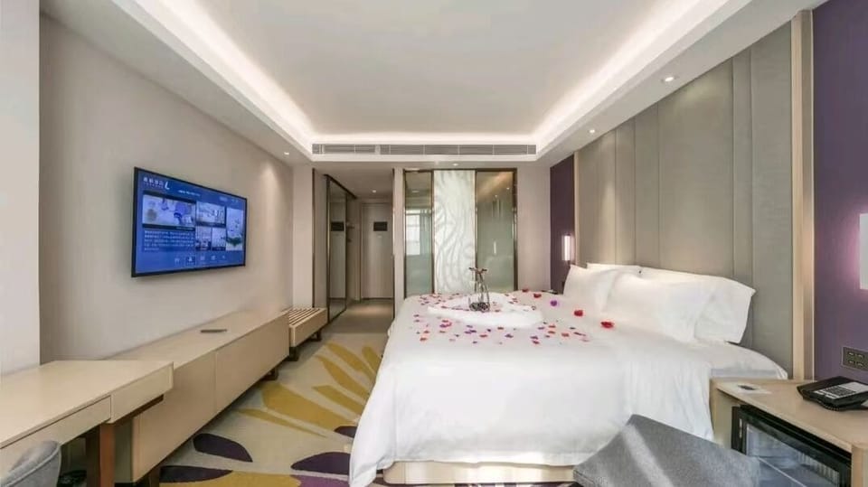 Romantic Double Room, City View | Desk, laptop workspace, WiFi (free), bed sheets