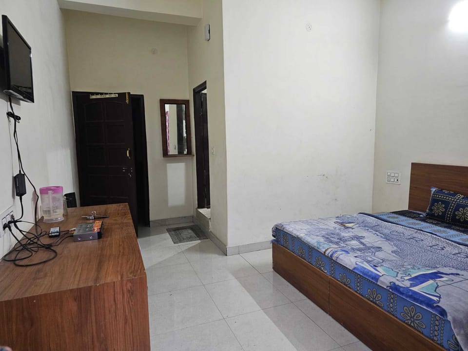 Deluxe Room | Rollaway beds, bed sheets