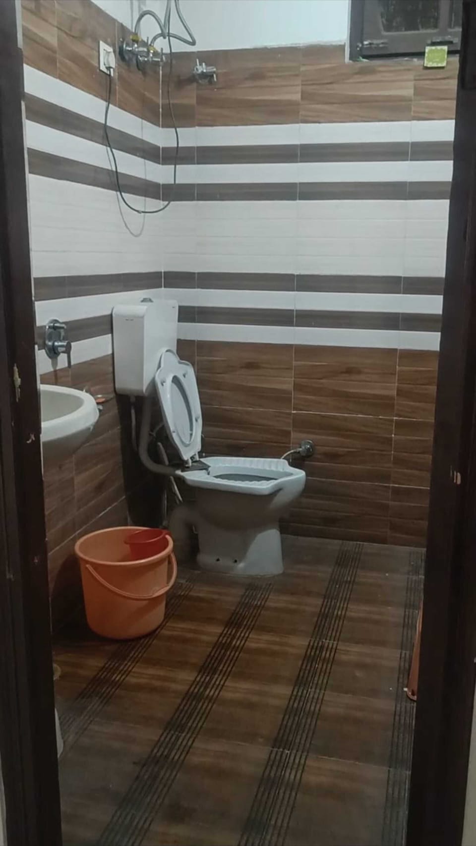Deluxe Room | Bathroom | Shower, free toiletries, soap, shampoo