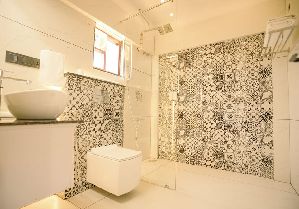 Signature Pool Suite | Bathroom