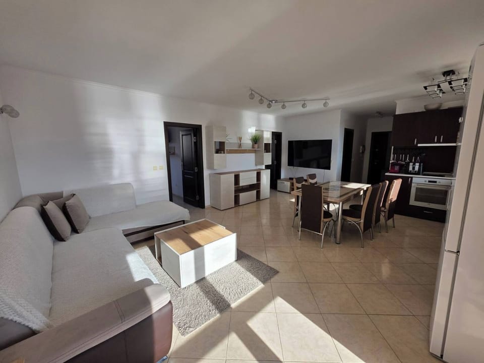 Apartment, 2 Bedrooms, Balcony, Garden View | Living room