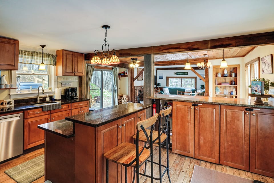 Breakfast Bar | Kitchen | 1st Floor