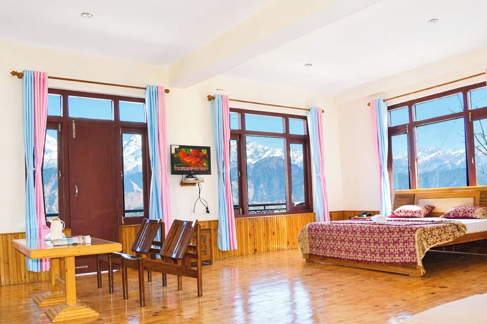 Hypo-allergenic bedding, desk, soundproofing, free WiFi
